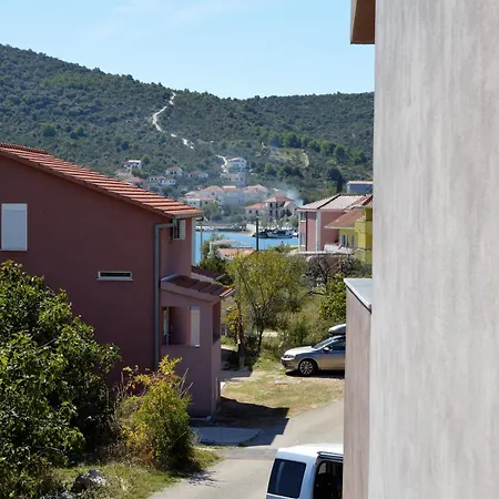 Apartment In Mit Barbecue Vinisce